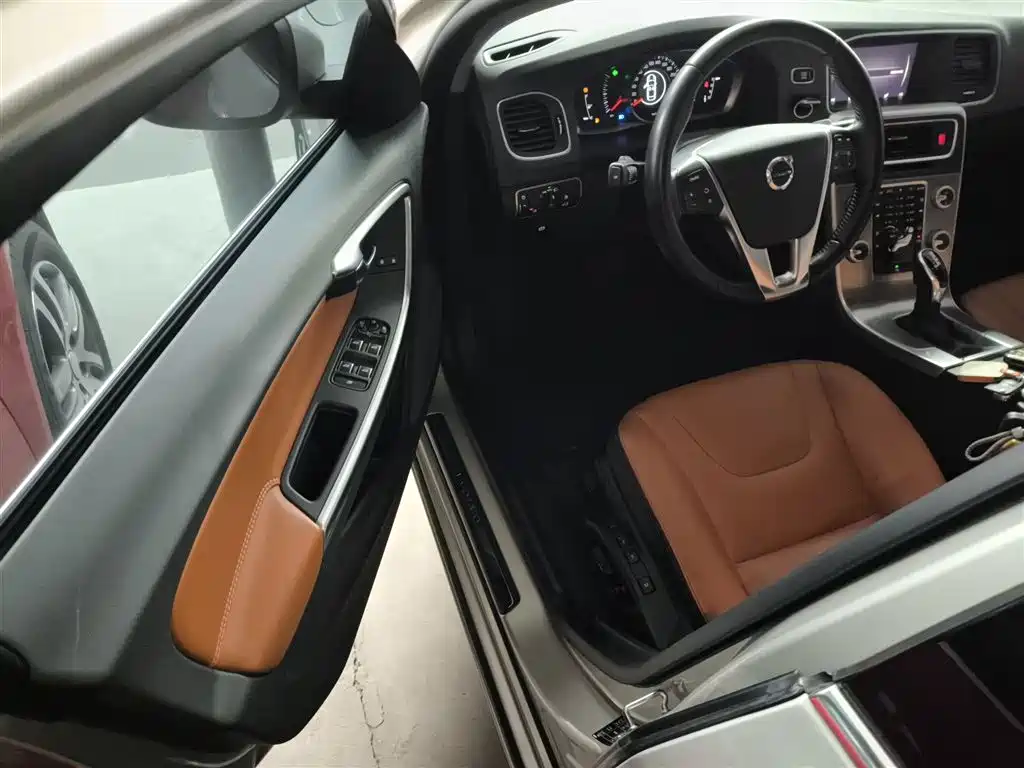 Volvo S60 — фото 16