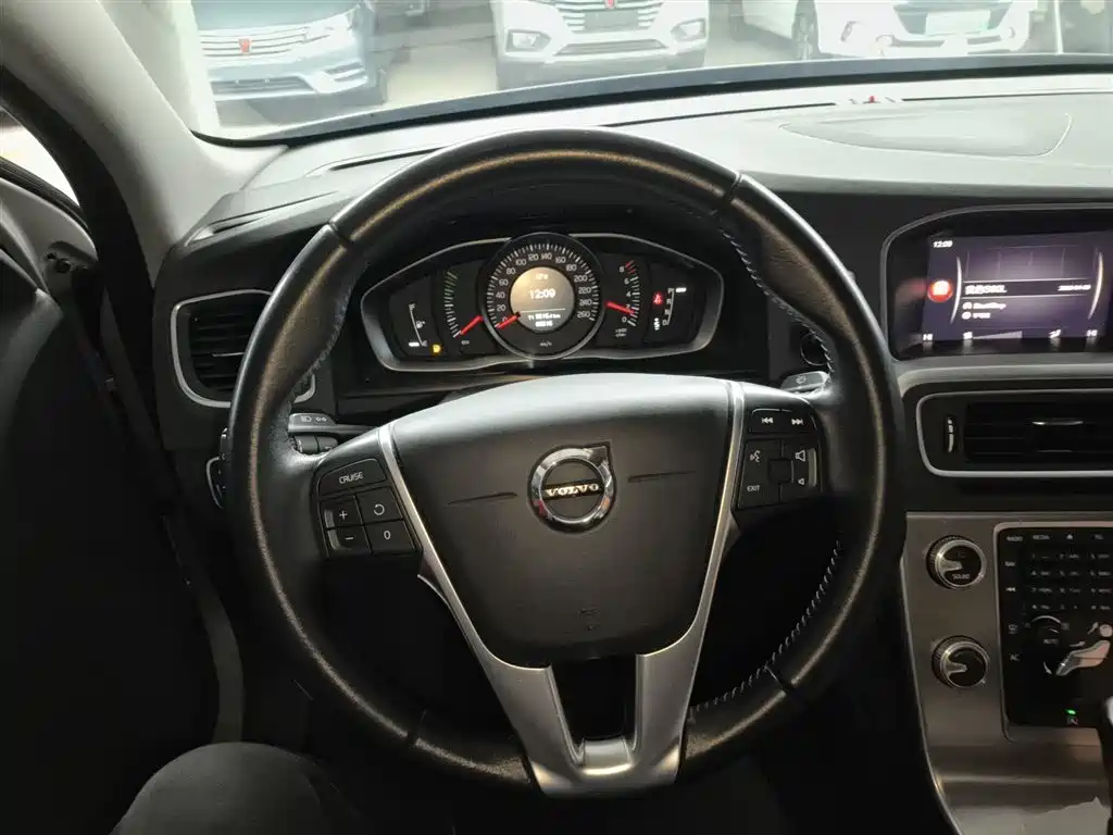 Volvo S60 — фото 10