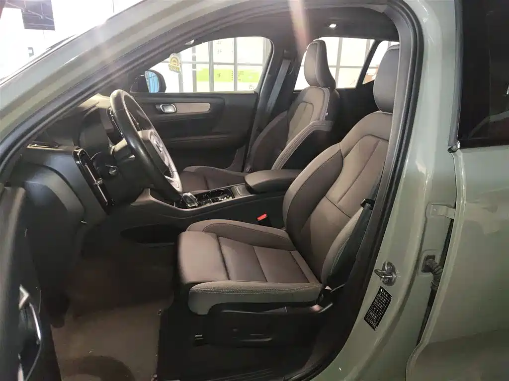 Volvo XC40 — фото 11