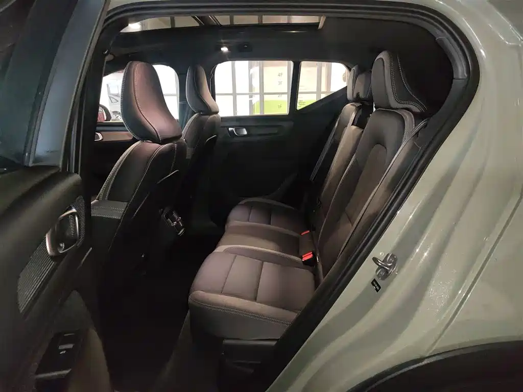 Volvo XC40 — фото 13