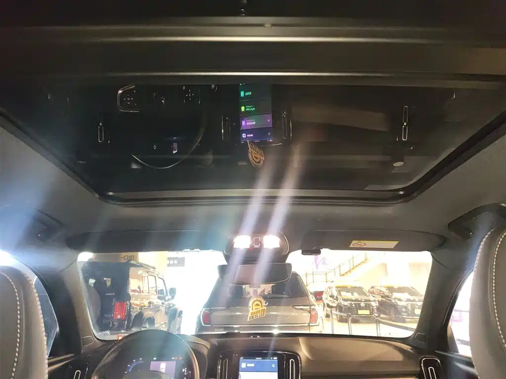 Volvo XC40 — фото 14