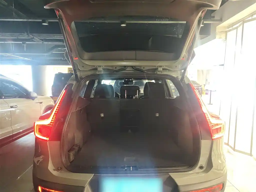 Volvo XC40 — фото 15