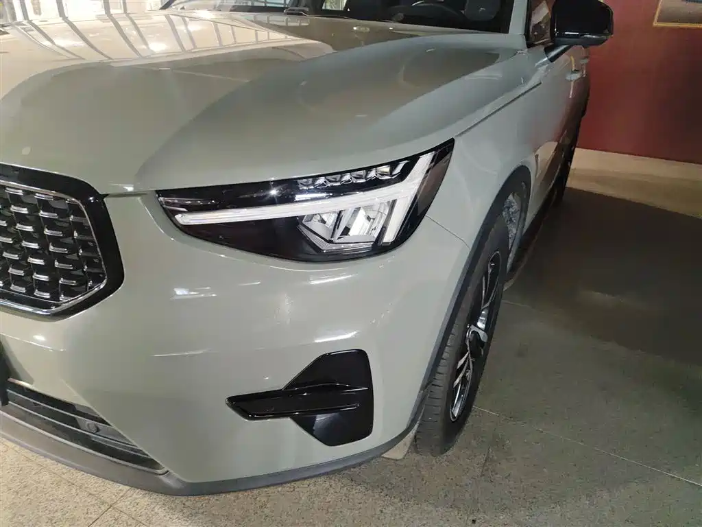 Volvo XC40 — фото 18