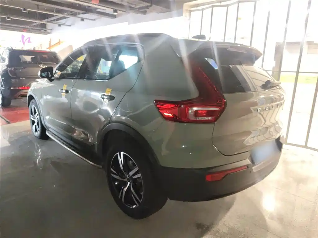 Volvo XC40 — фото 23
