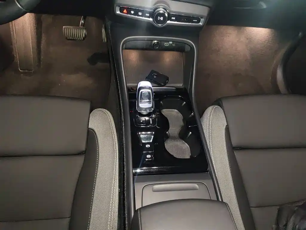 Volvo XC40 — фото 10