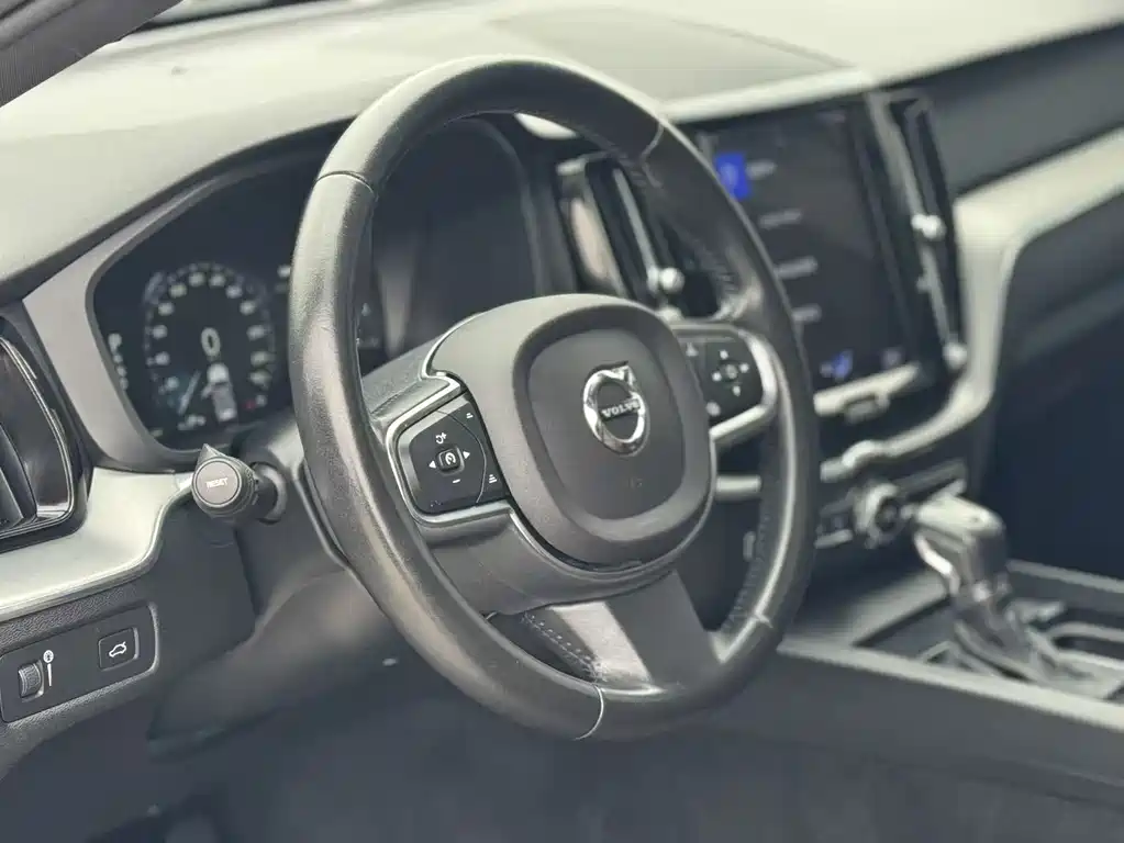 Volvo XC60 — фото 11
