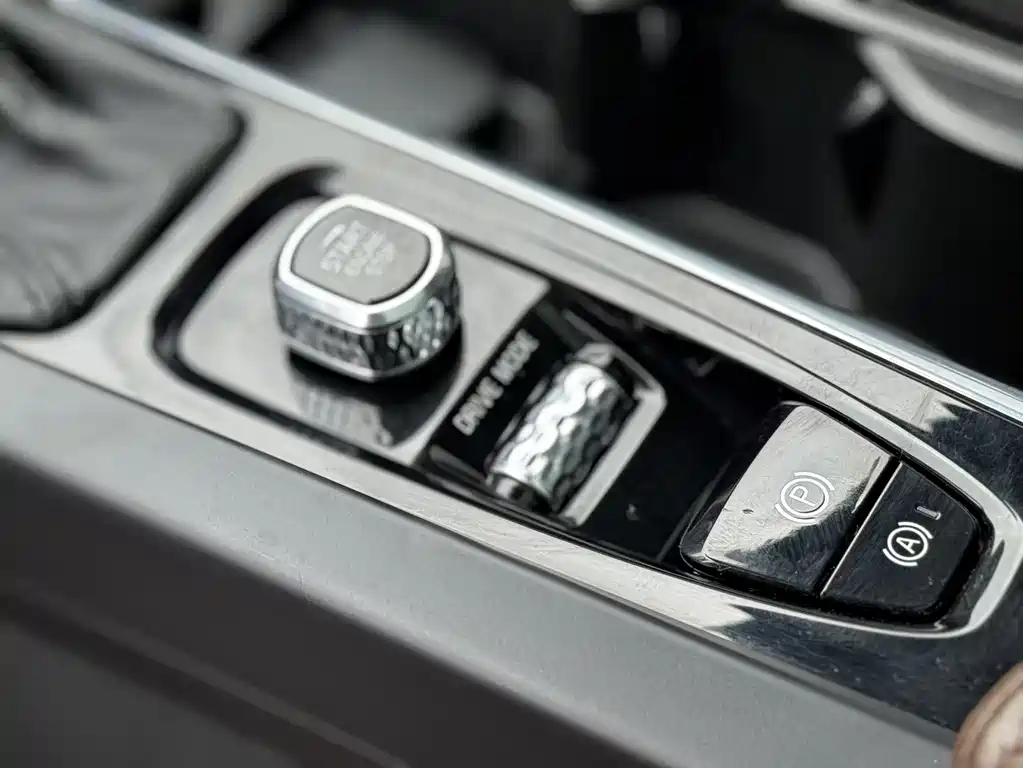 Volvo XC60 — фото 13