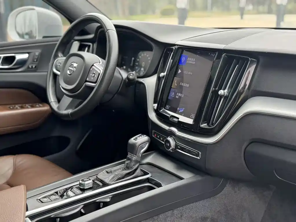 Volvo XC60 — фото 15