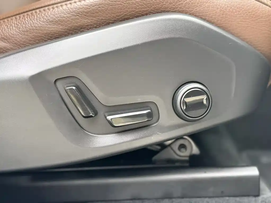 Volvo XC60 — фото 17