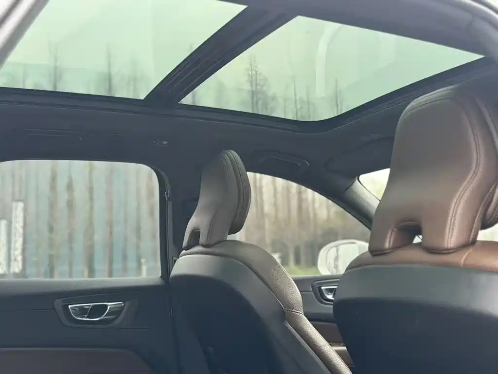 Volvo XC60 — фото 18