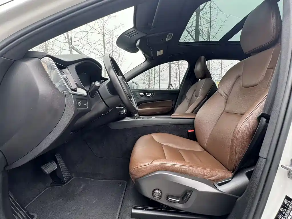 Volvo XC60 — фото 19