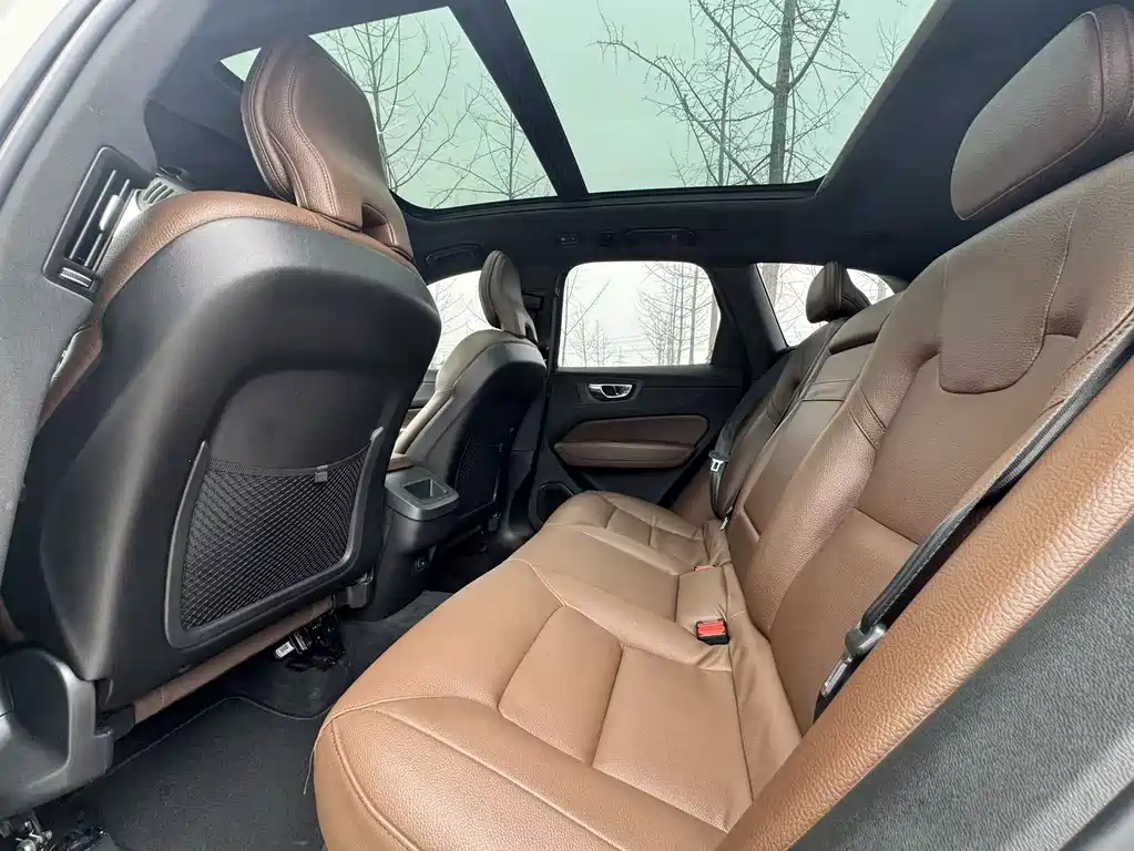 Volvo XC60 — фото 22