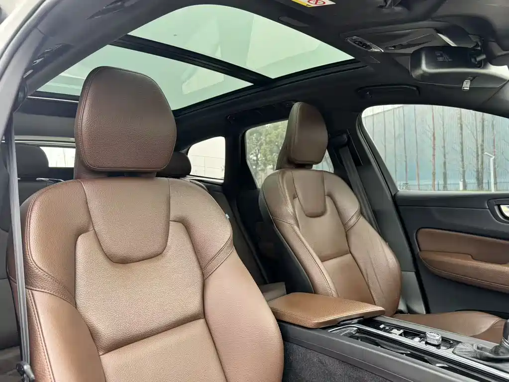 Volvo XC60 — фото 24