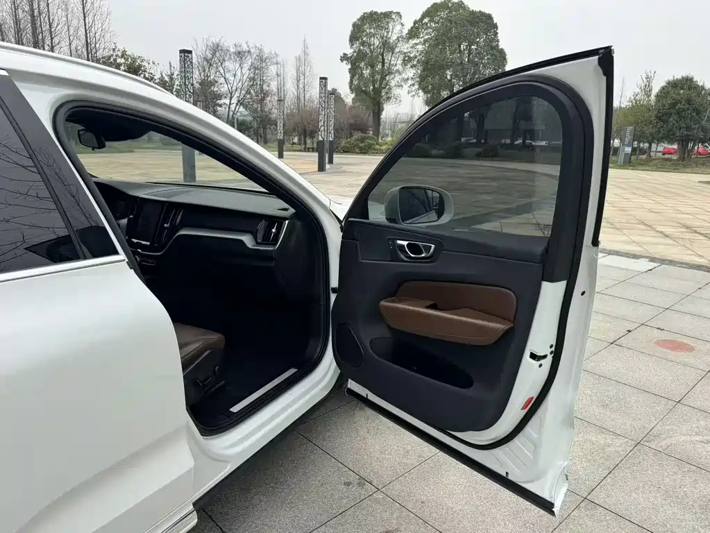Volvo XC60 — фото 25