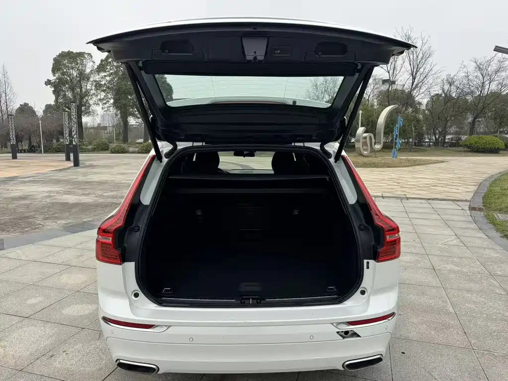 Volvo XC60 — фото 26