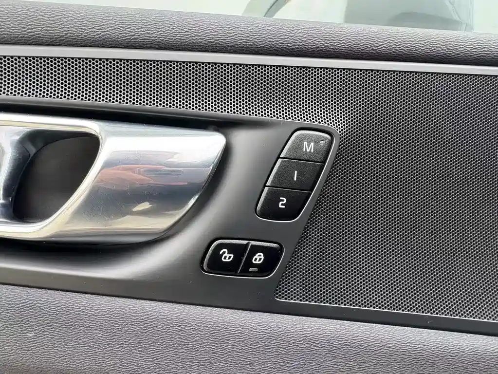 Volvo XC60 — фото 31