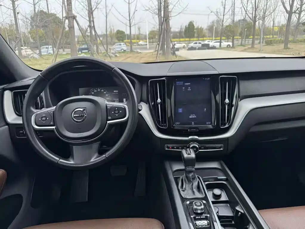 Volvo XC60 — фото 40