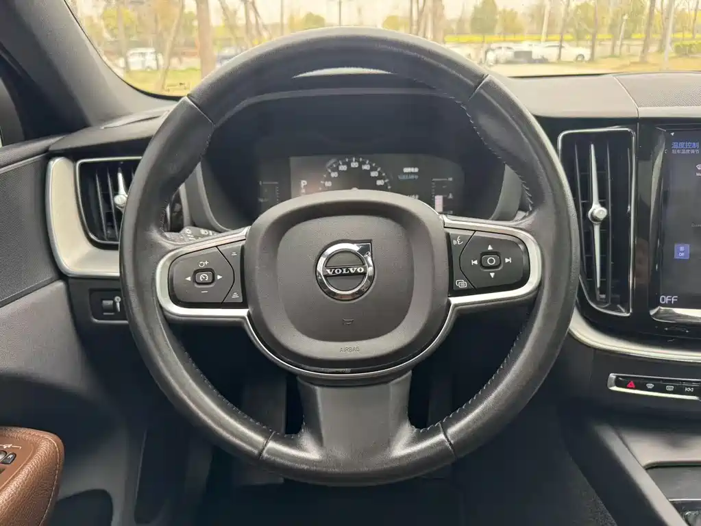 Volvo XC60 — фото 41