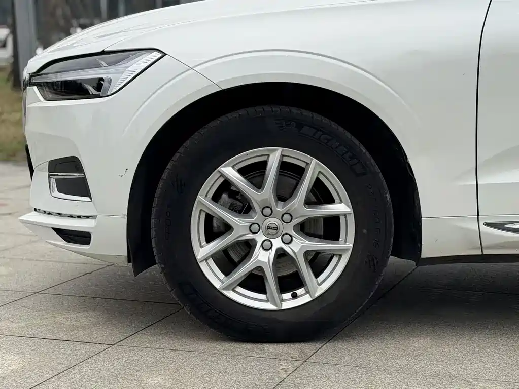 Volvo XC60 — фото 9