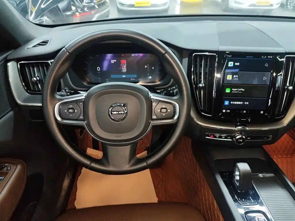Volvo XC60 — фото 11