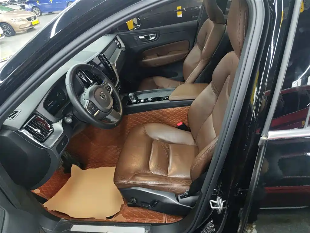 Volvo XC60 — фото 15