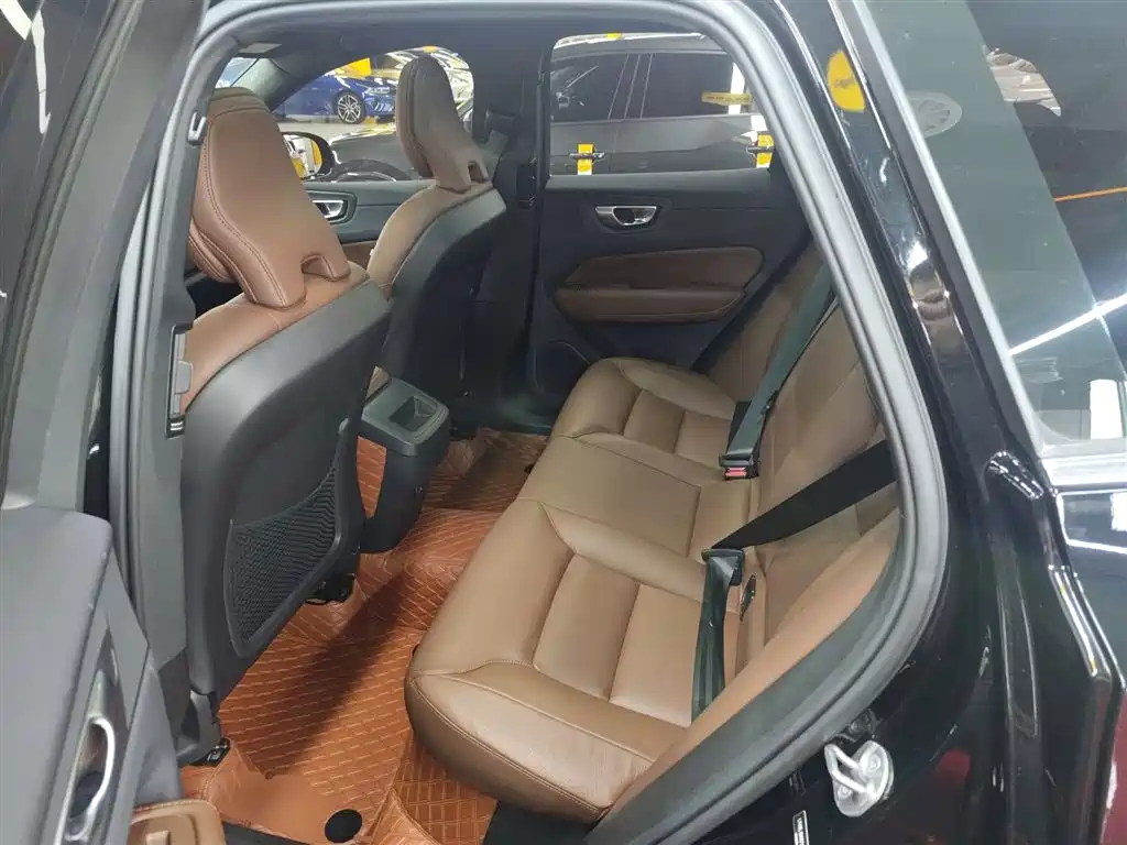 Volvo XC60 — фото 16