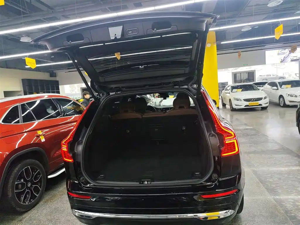 Volvo XC60 — фото 18