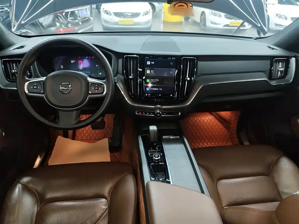 Volvo XC60 — фото 10