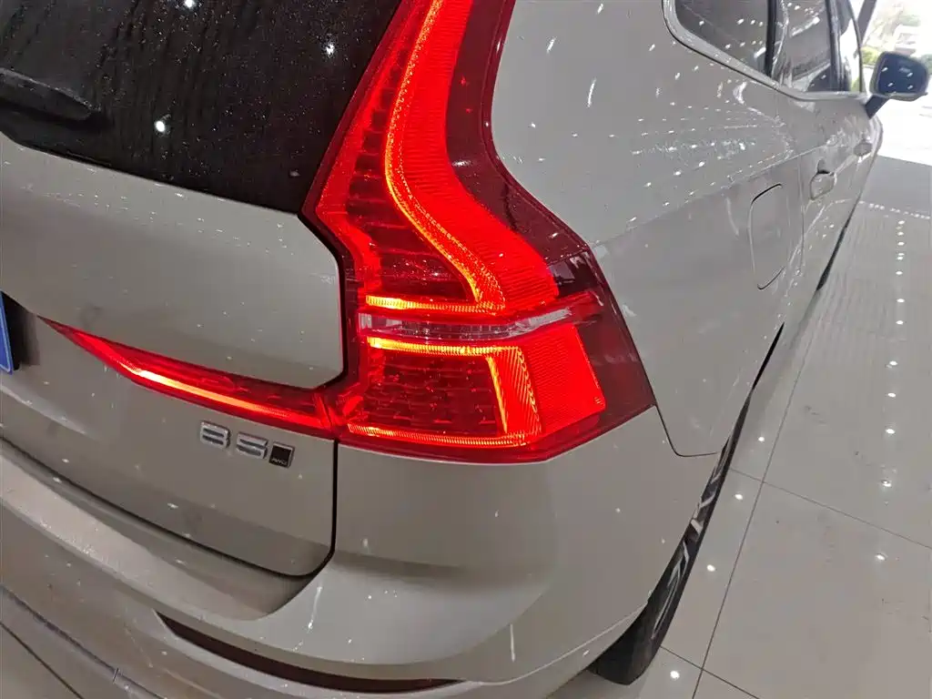 Volvo XC60 — фото 8