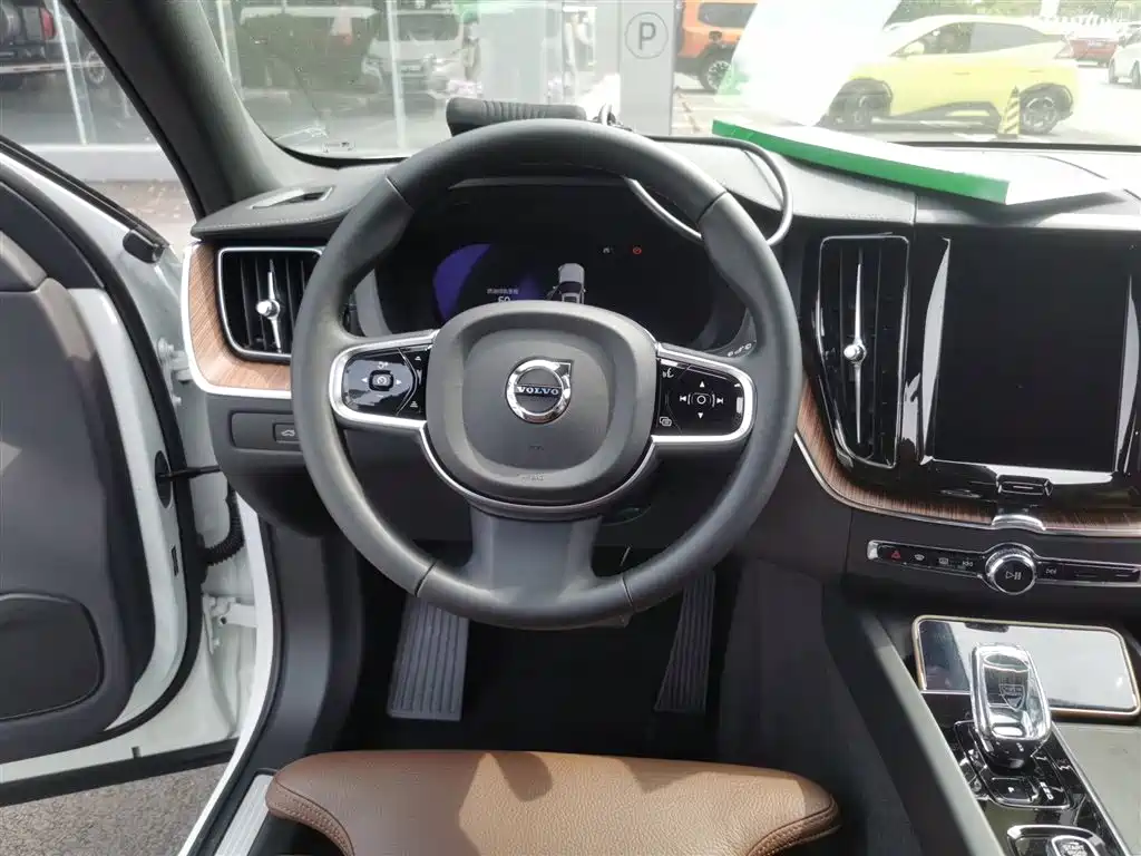 Volvo XC60 — фото 11