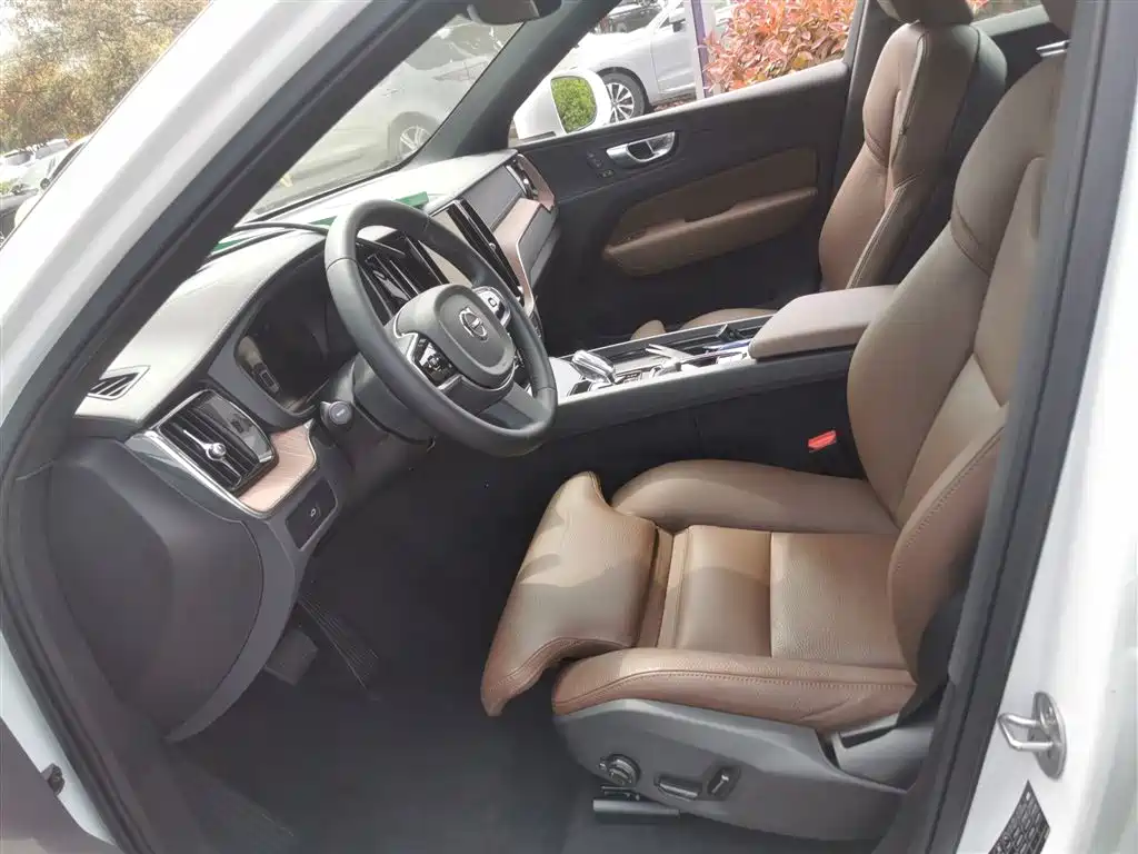 Volvo XC60 — фото 15