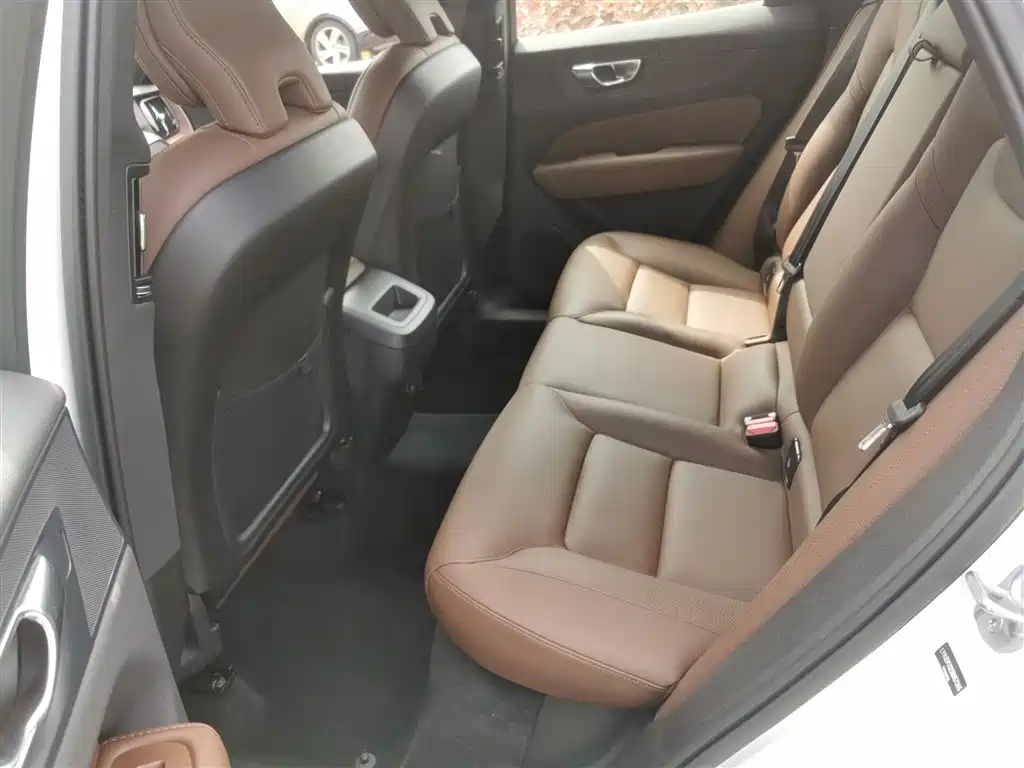 Volvo XC60 — фото 17
