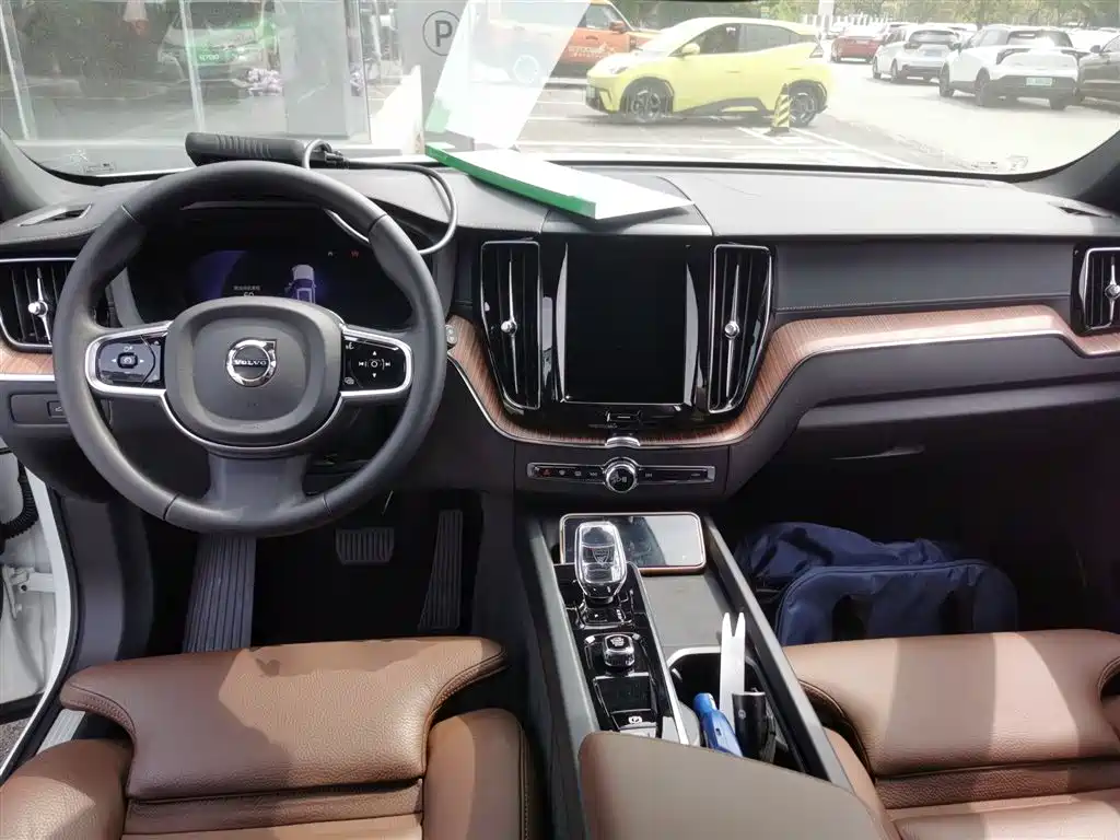 Volvo XC60 — фото 10