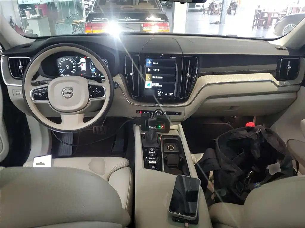 Volvo XC60 — фото 10
