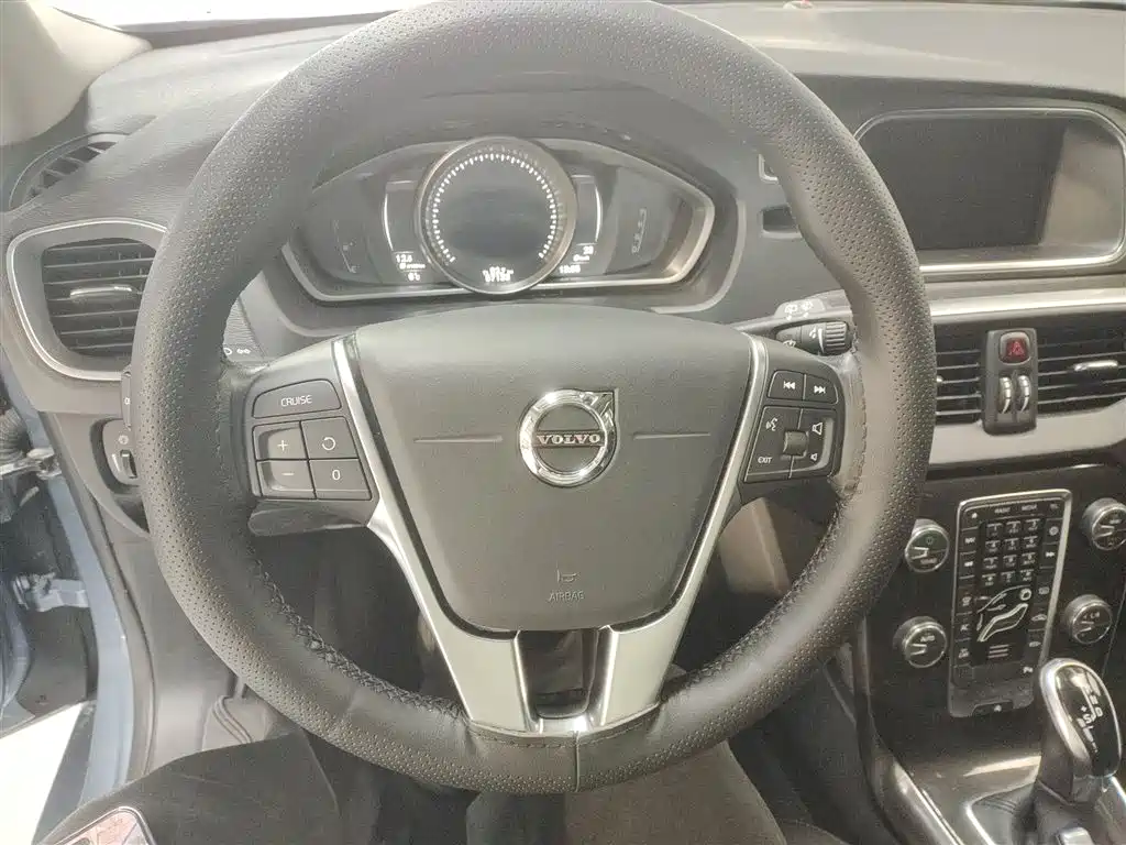 Volvo V40 — фото 11