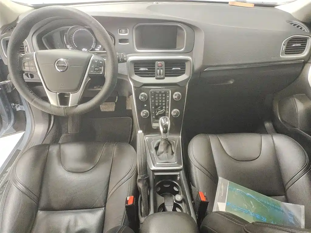 Volvo V40 — фото 10