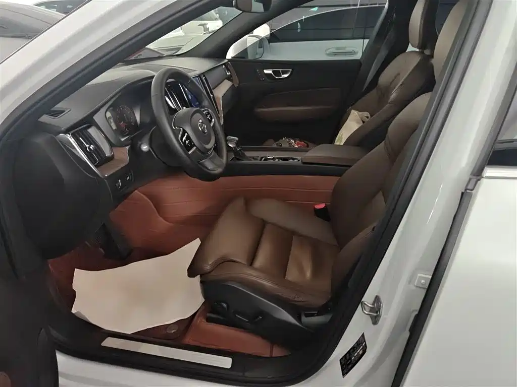 Volvo XC60 — фото 11