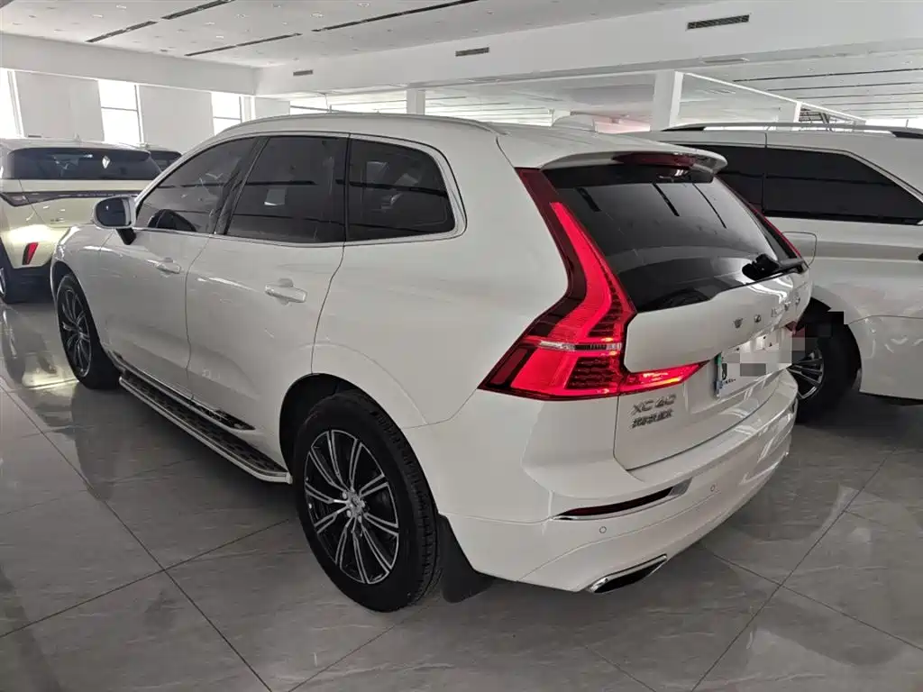 Volvo XC60 — фото 23