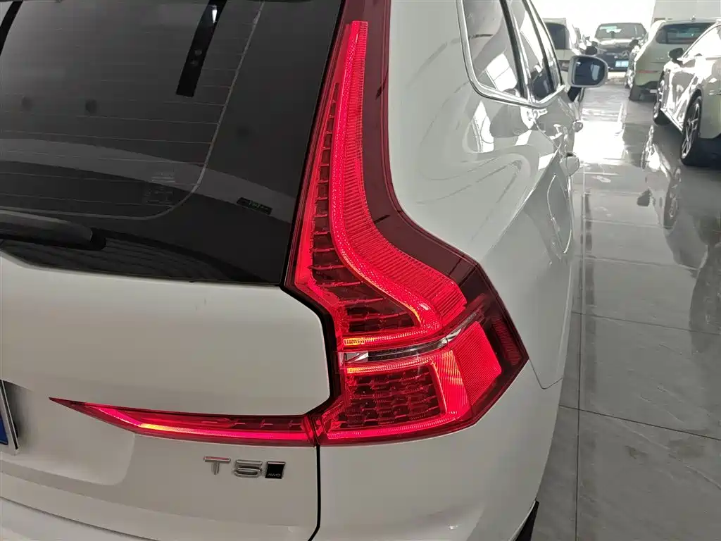 Volvo XC60 — фото 24