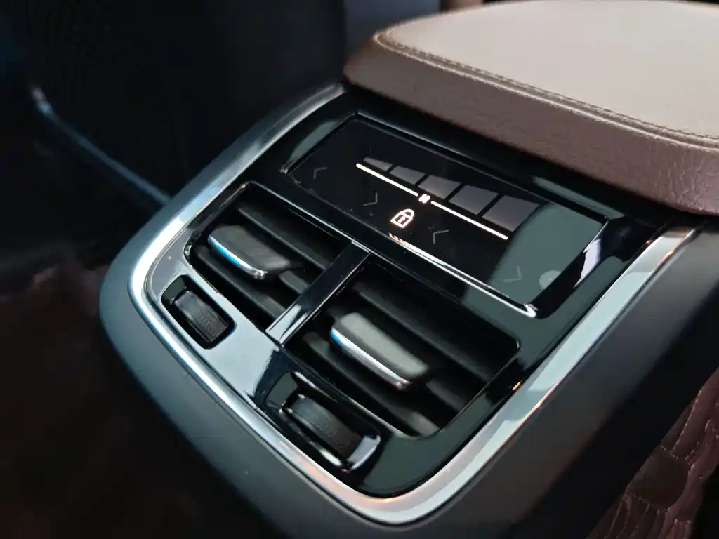 Volvo XC90 — фото 20