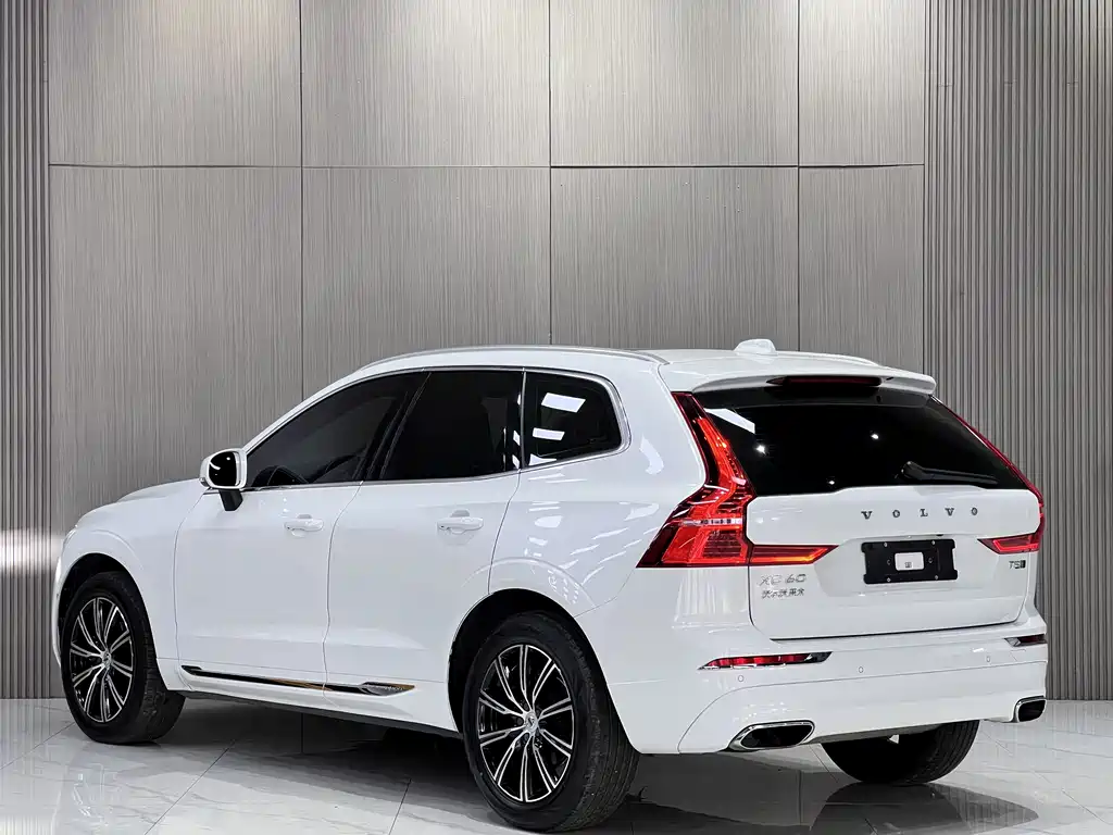 Volvo XC60 — фото 11