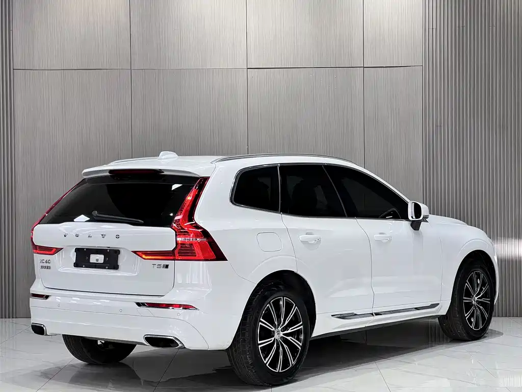 Volvo XC60 — фото 9