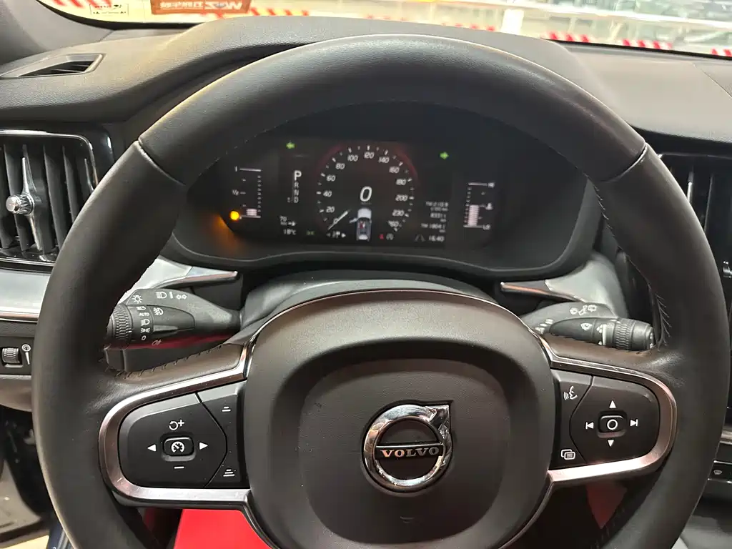 Volvo XC60 — фото 11