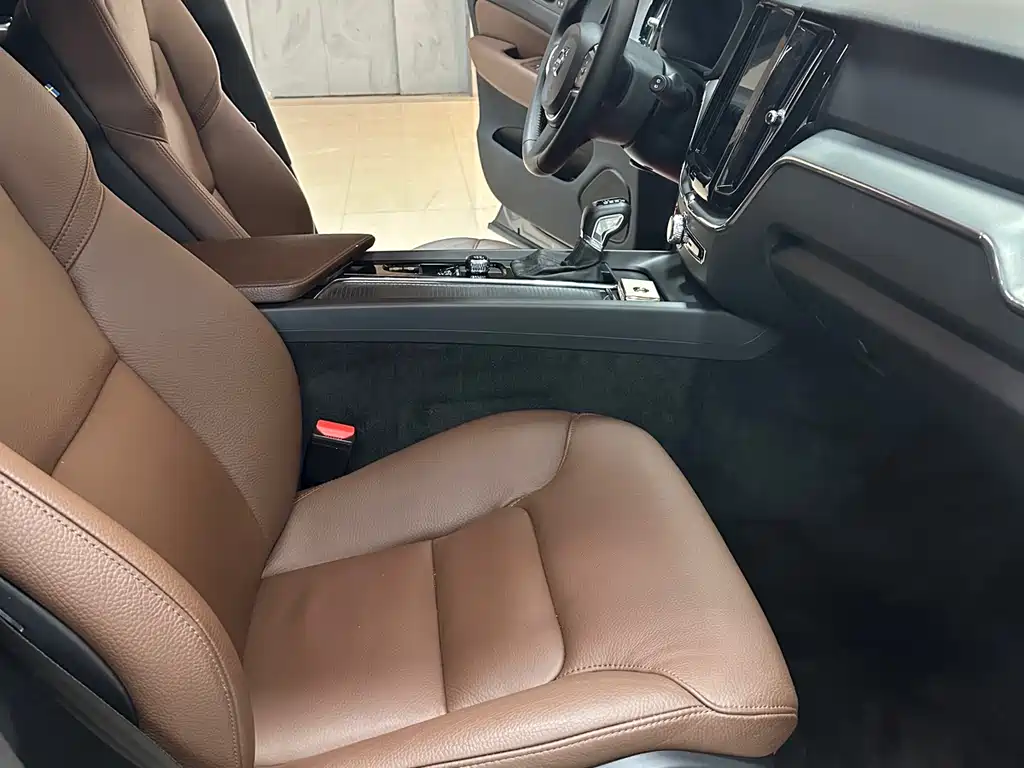 Volvo XC60 — фото 14