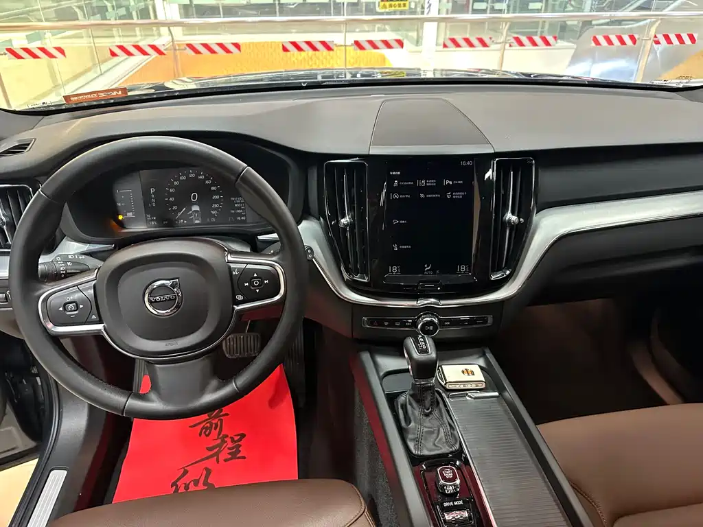 Volvo XC60 — фото 9