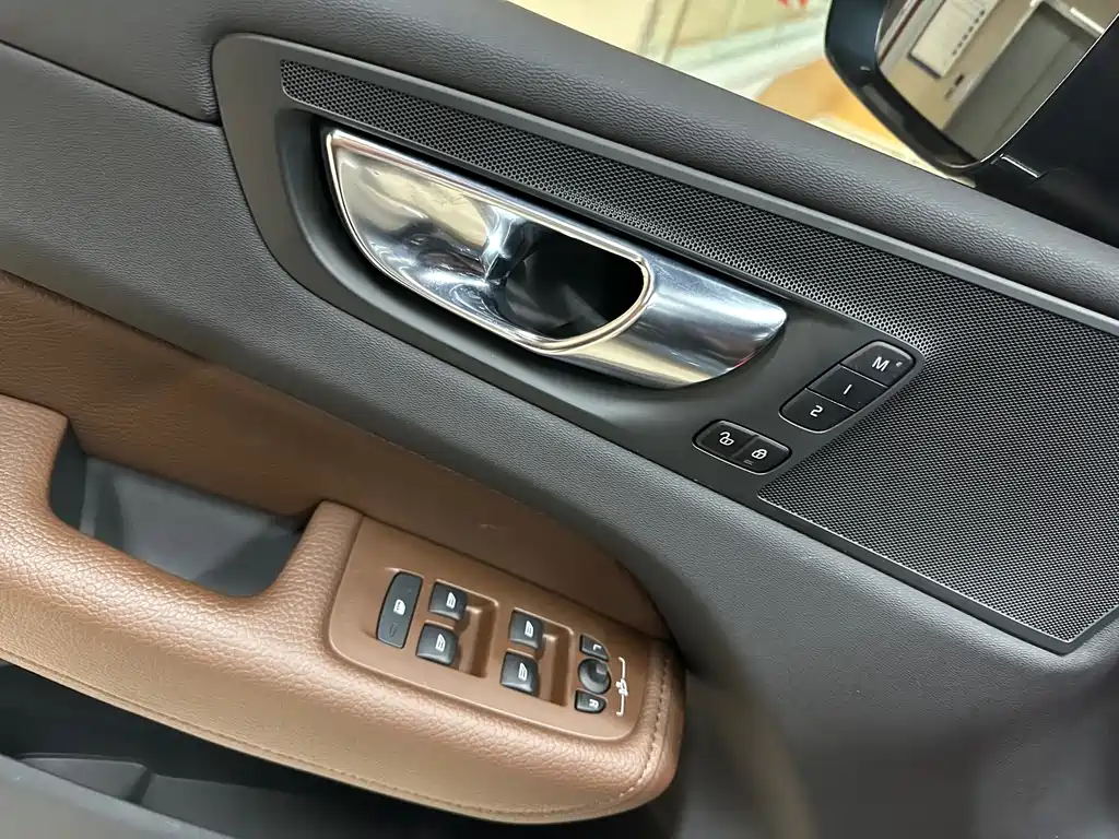 Volvo XC60 — фото 10