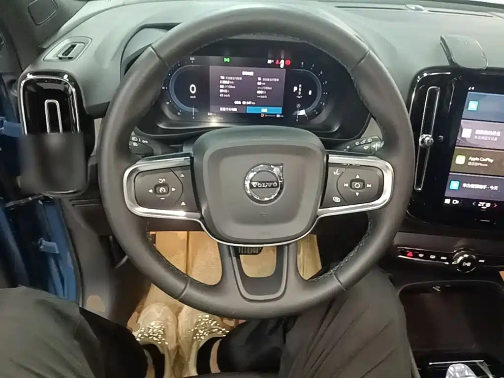 Volvo XC40 — фото 11