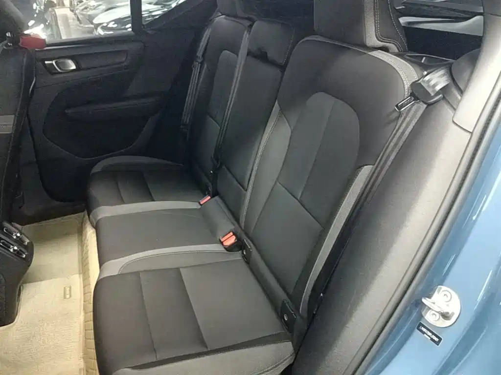 Volvo XC40 — фото 17