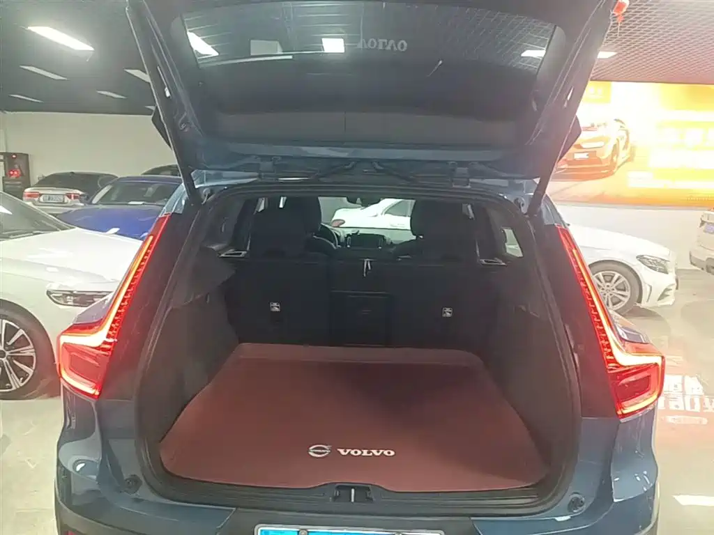 Volvo XC40 — фото 19