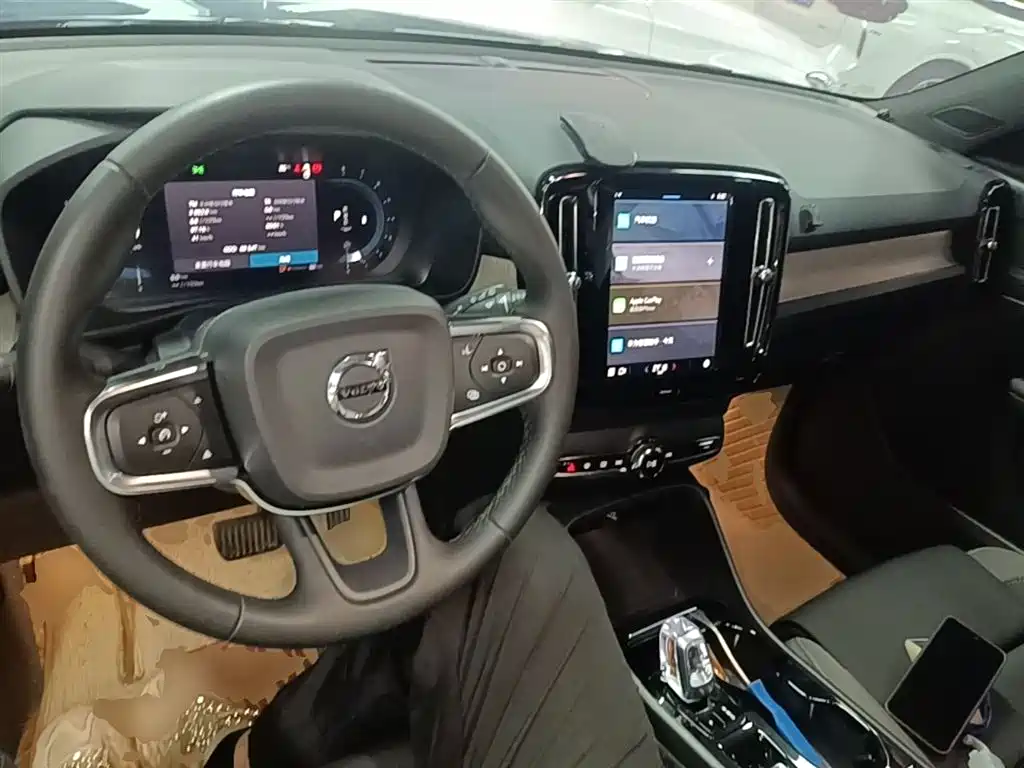 Volvo XC40 — фото 10